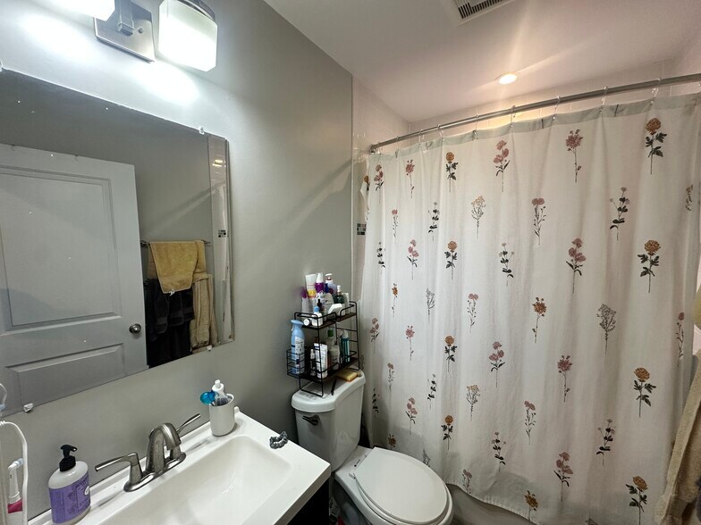 Building Photo - 9 Oswald St