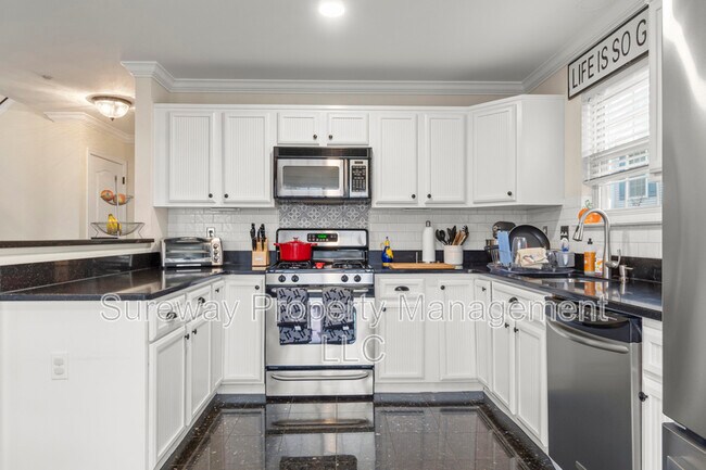 Building Photo - 221 Lookout Pl