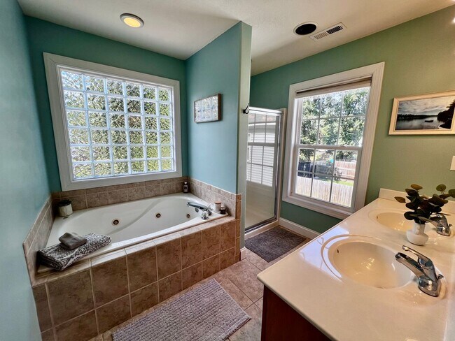 Building Photo - Charming Home Near Town Center VB with Lar...