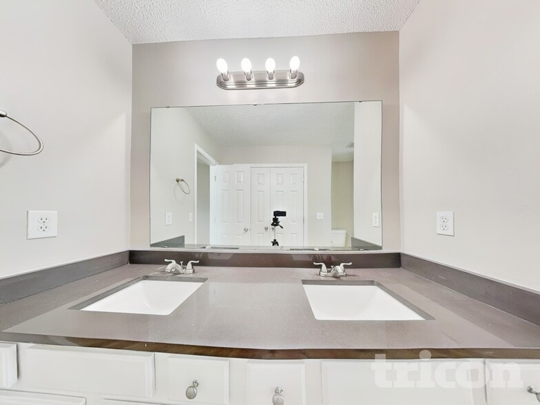 Building Photo - 121 Quiet Refuge Ln