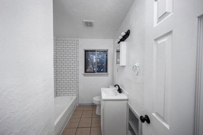 Building Photo - 508 NW Woodridge Dr