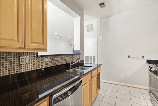 Building Photo - 4850 Eisenhower Ave