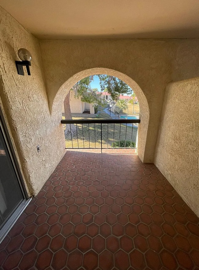 Building Photo - 2045 S 14th Ave