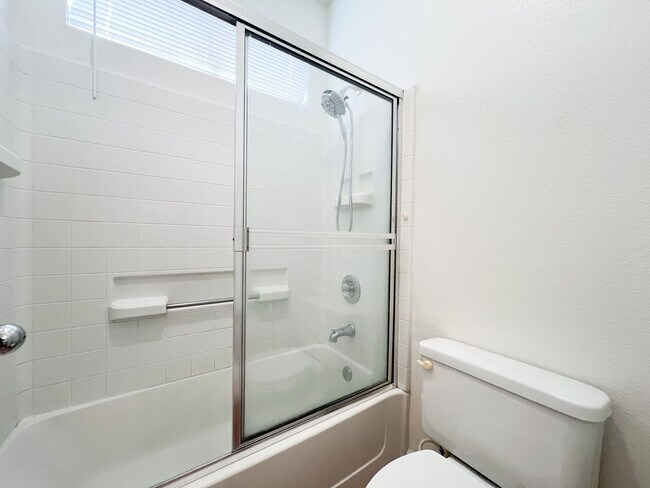 Building Photo - Beautiful 3 Bed, 2 Bath Home