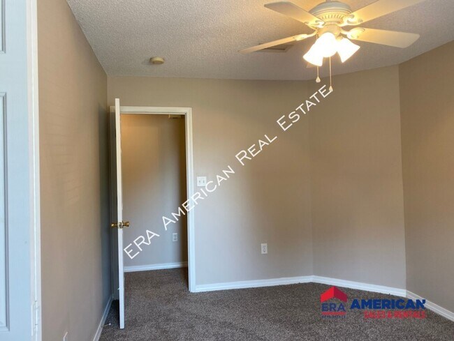 Building Photo - 2365 Hemlock Dr