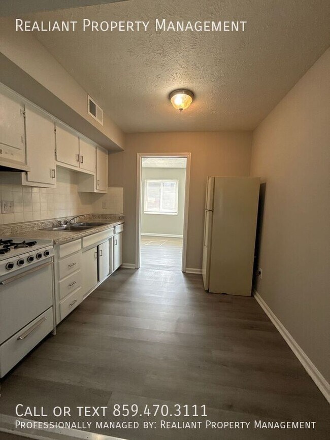 Building Photo - 208 Lakeshore Dr