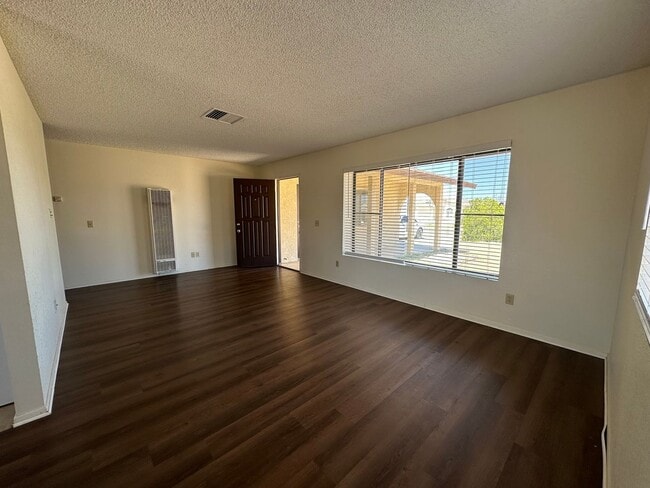 Building Photo - Welcome to this 2 bedroom 1 bath home!
