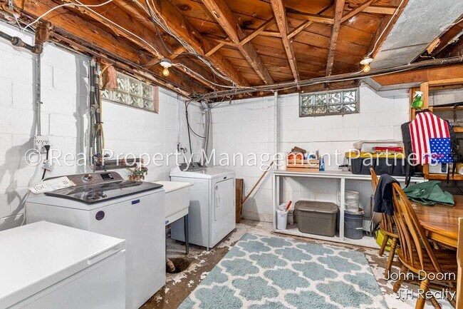 Building Photo - Spacious 3-Bedroom Home in Alger Heights – Modern Kitchen, Private Yard & Garage