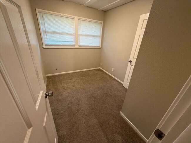 Building Photo - Versatile and inviting home