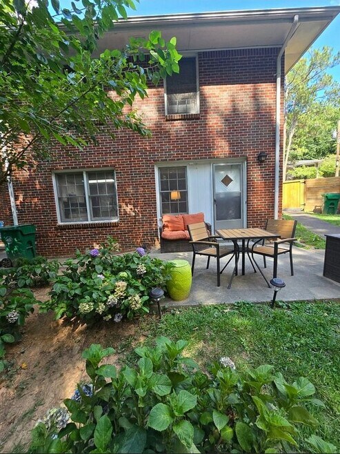 Building Photo - 1152 Arlington Pkwy NE