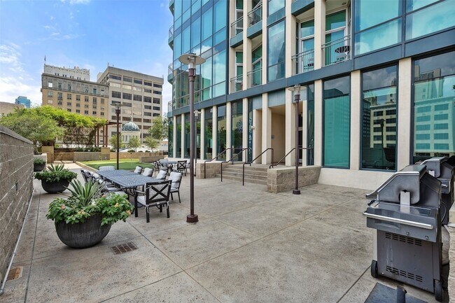 Building Photo - 500 Throckmorton St