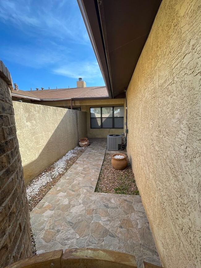 Building Photo - New remodeled townhome!