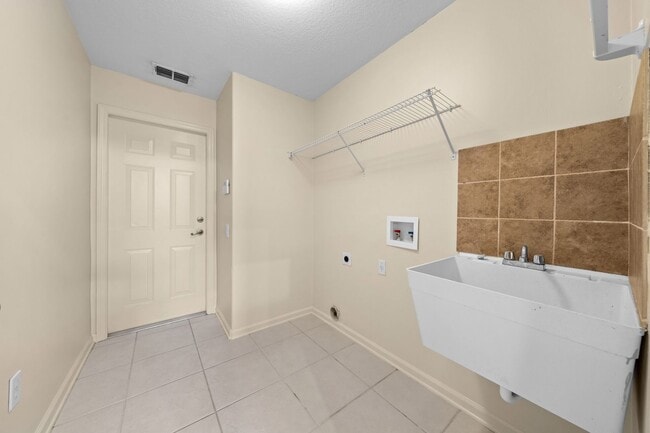 Building Photo - Immaculate 3 Bedroom Home in Gated Community - Stonefield