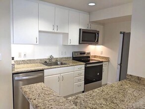 Building Photo - 260 King St