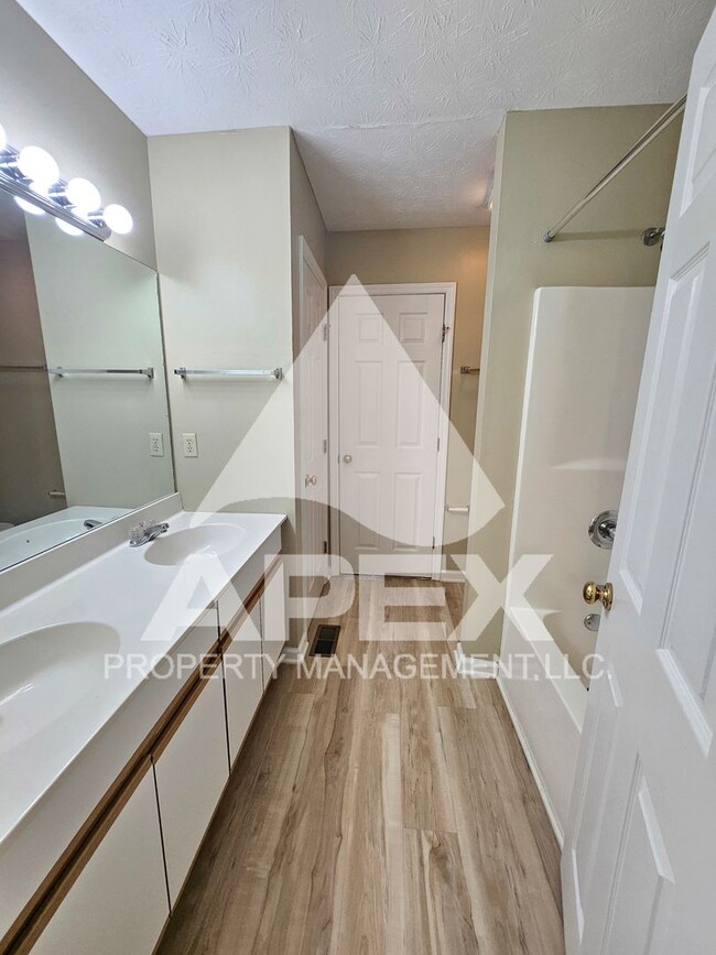 Building Photo - MOVE-IN SPECIAL, $1 RENT!! - Spacious 2Bd - 1.5 Ba Town Home---WEST--CEDAR BLUFF!