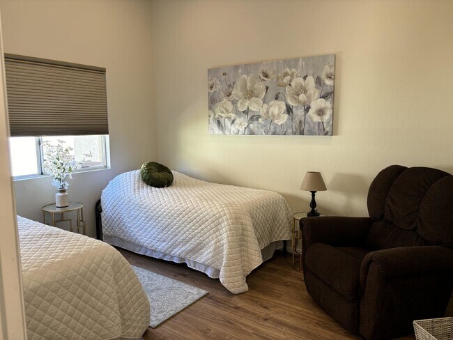 Building Photo - Furnished or Not! Gated, 3 Bedrooms, pool/spa