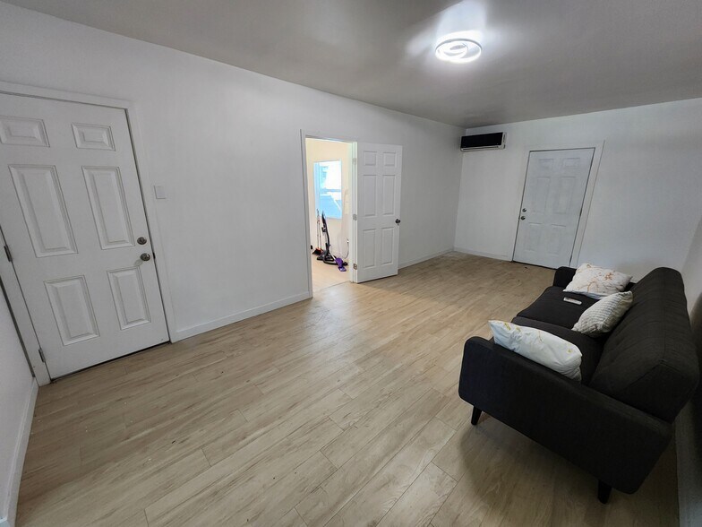 Building Photo - 9682 Sunland Blvd