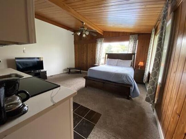 Building Photo - Small Studio Condo, Partially Furnished, Located in Town!
