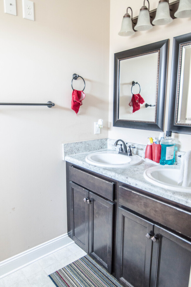 Building Photo - Pet Friendly Three Bedroom!