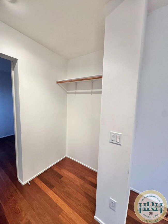 Building Photo - Tranquil & Spacious 2 BR/Den/ 1 BA Condo in the Central Richmond District