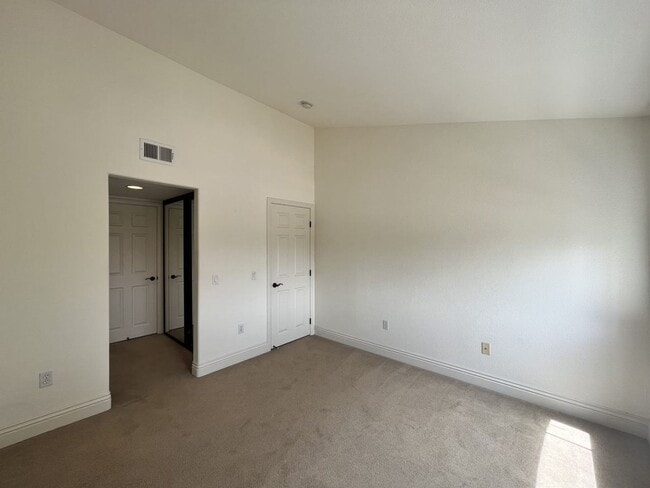 Building Photo - 3975 Nobel Dr