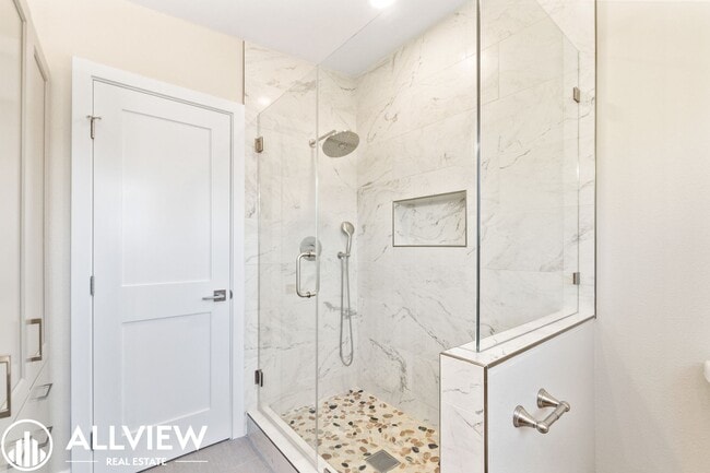 Building Photo - Welcome to this stunning 5-bedroom, 4-bath...