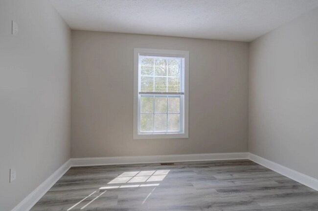 Building Photo - 3 Bed, 3 1/2 Bath, Close to I81 and US460