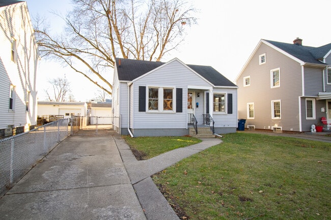 Building Photo - 423 W Capistrano Ave