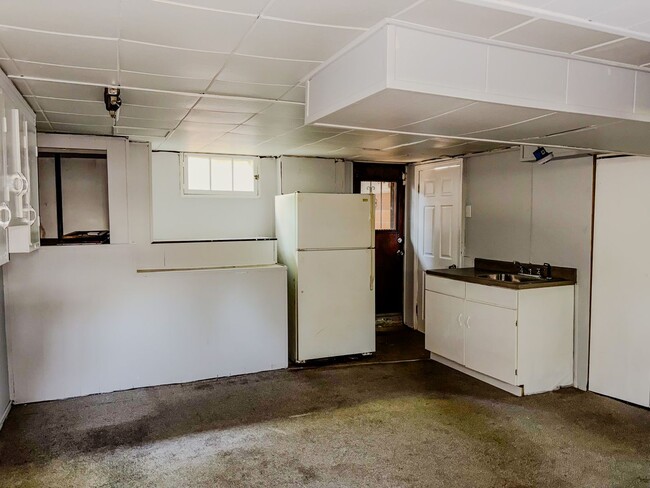 Building Photo - Charming Mid-Century Townhouse in Baltimor...