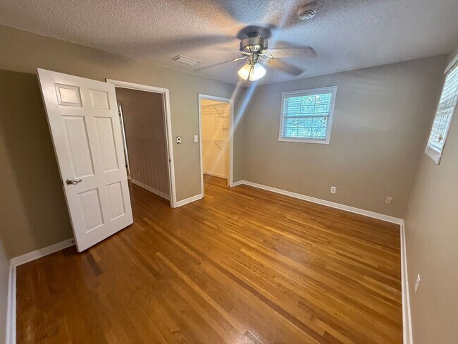 Building Photo - 905 Poinciana Dr