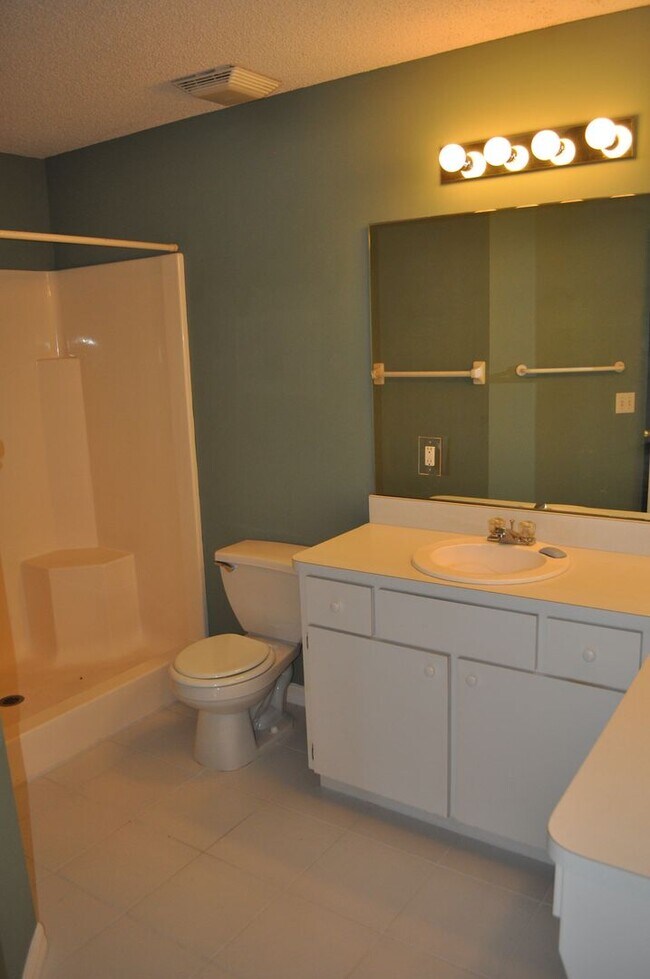 Building Photo - Pine Lakes 3bdrm home on a cul-de-sac!