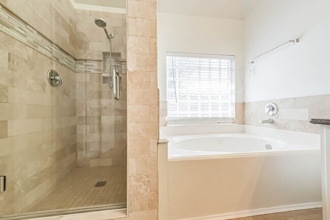 Building Photo - Light and Bright Ready for Immediate Move In!