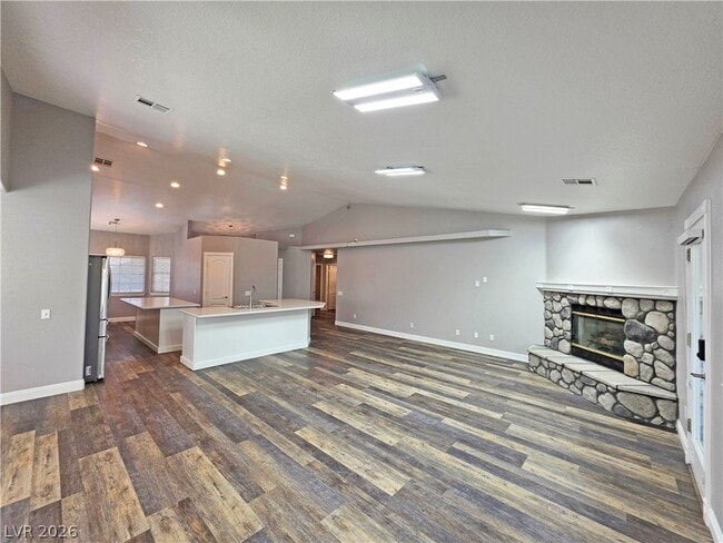 Building Photo - 3630 E Vineyard Dr