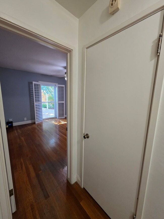 Building Photo - 2 bedroom 2 bathroom in Beverly Glen!