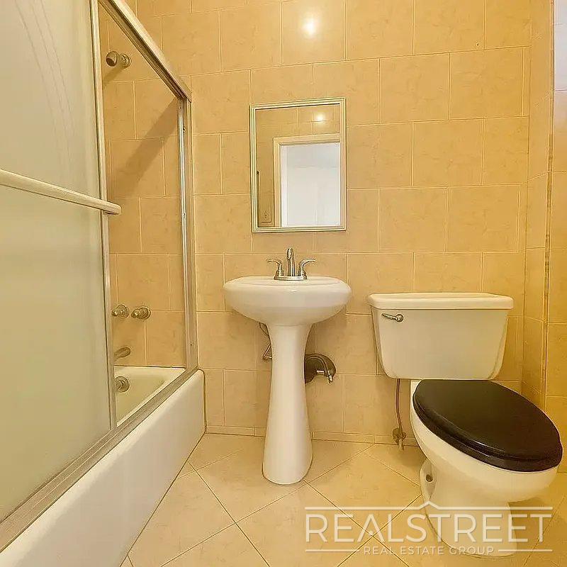 Building Photo - This is a spacious, bright, and sunny 1 bedroom apartment located on one of South Slope/ Greenwood's