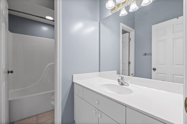 Building Photo - 1623 Wellington St