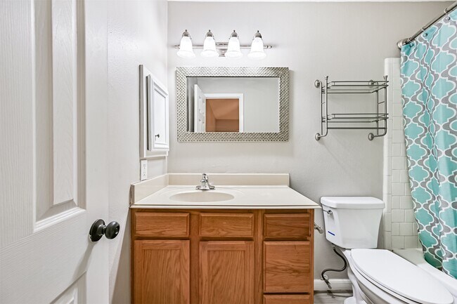 Building Photo - 222 Old Oaks St