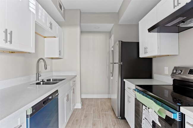 Building Photo - 9707 Richmond Ave.