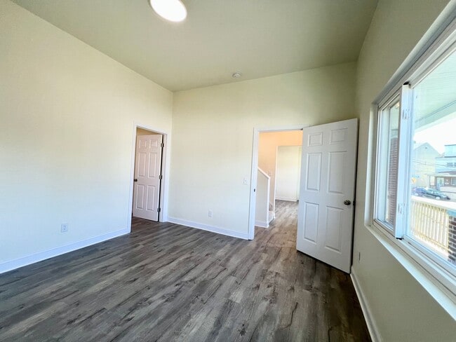 Building Photo - Now showing 3BR 2 full Bath house with lar...