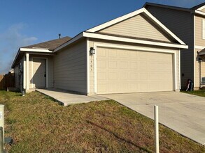 Building Photo - Medina Landing With Full Solar Power and Z...