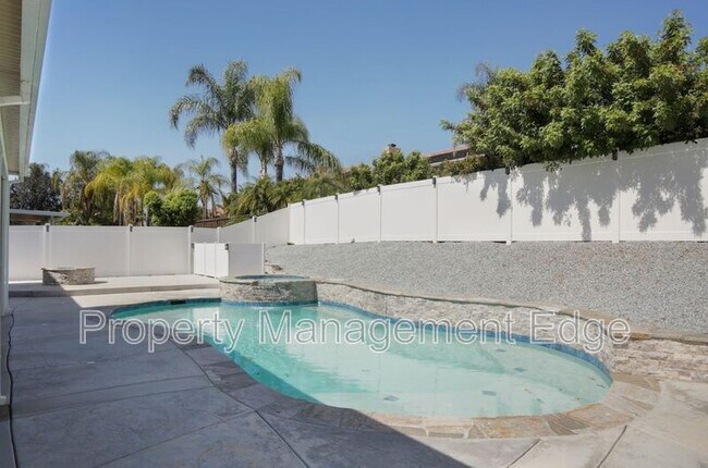 Building Photo - 29880 Pinehurst Dr