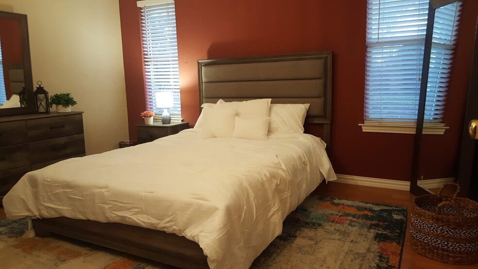 Building Photo - 825 Skylark Dr