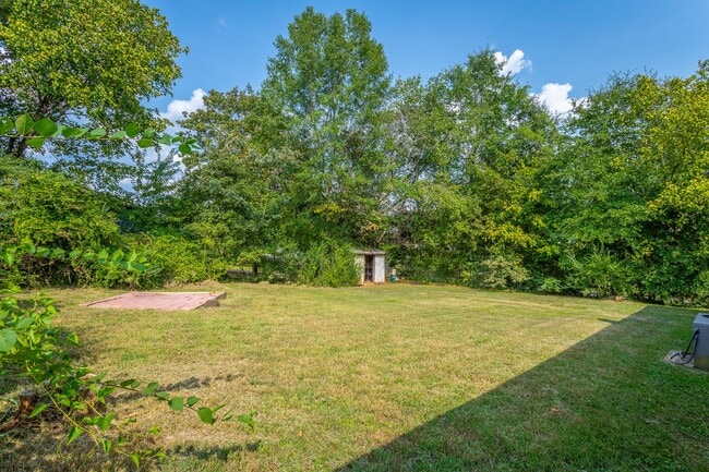 Building Photo - 3 Bedroom Home Close to All