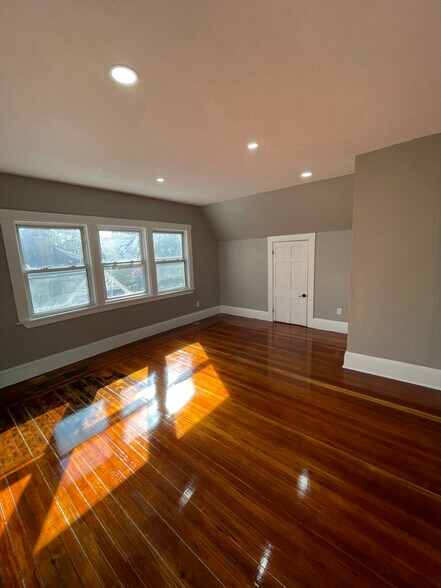 Building Photo - 31 Crawford St