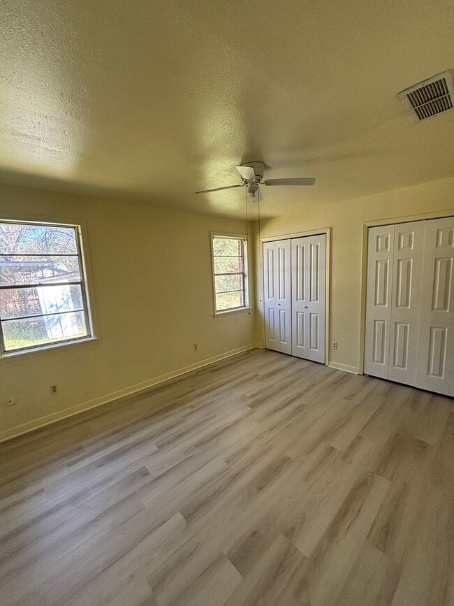 Building Photo - Gorgeous 3 Bedroom Home