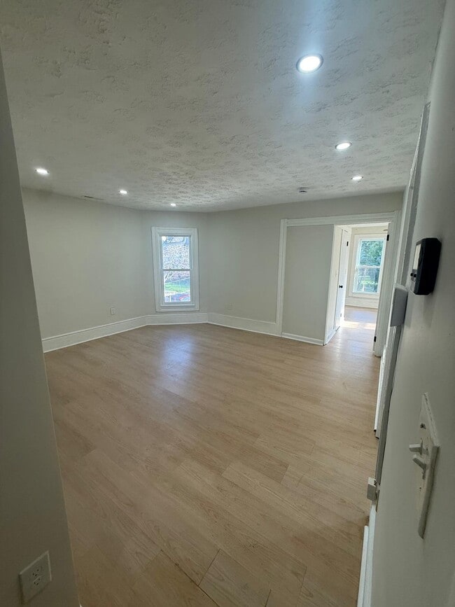 Building Photo - 3202 Bradwell Ave
