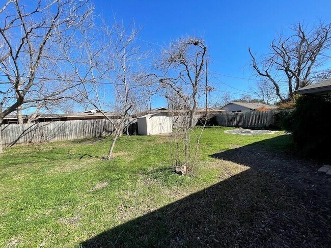Building Photo - 2206 Kenbridge Dr