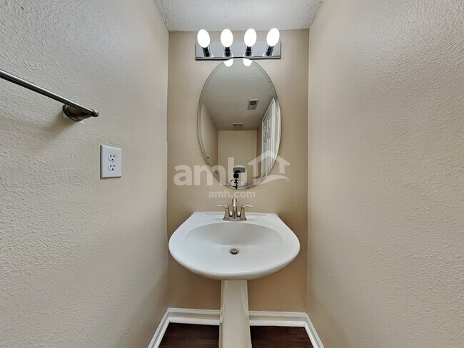 Building Photo - 1439 Round Lake Rd