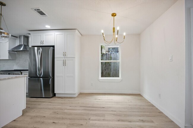 Building Photo - 1630 1/2-1632 Tabor St