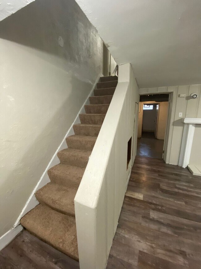 Building Photo - GLEN PARK LIVING! Near IUN & Golf Course!